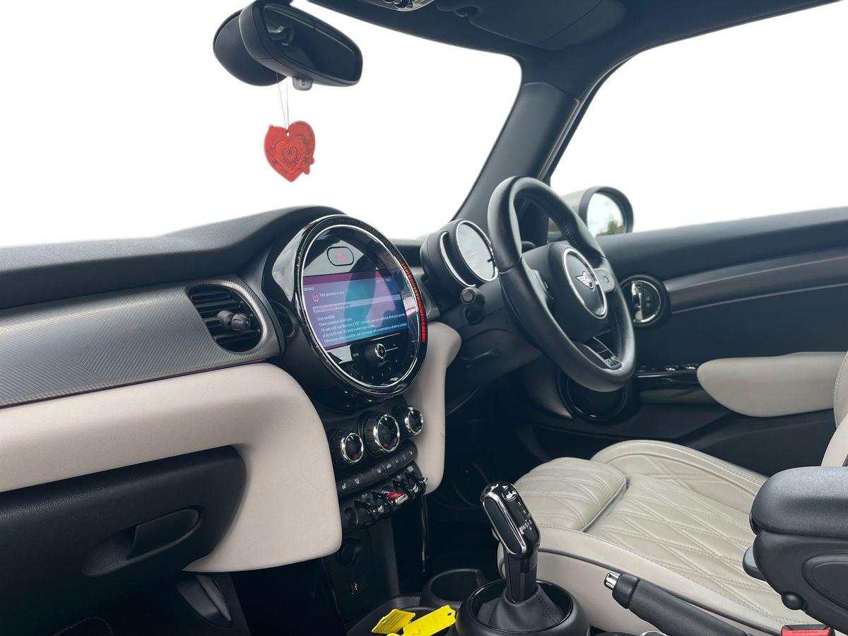 MINI Hatch Photo 2