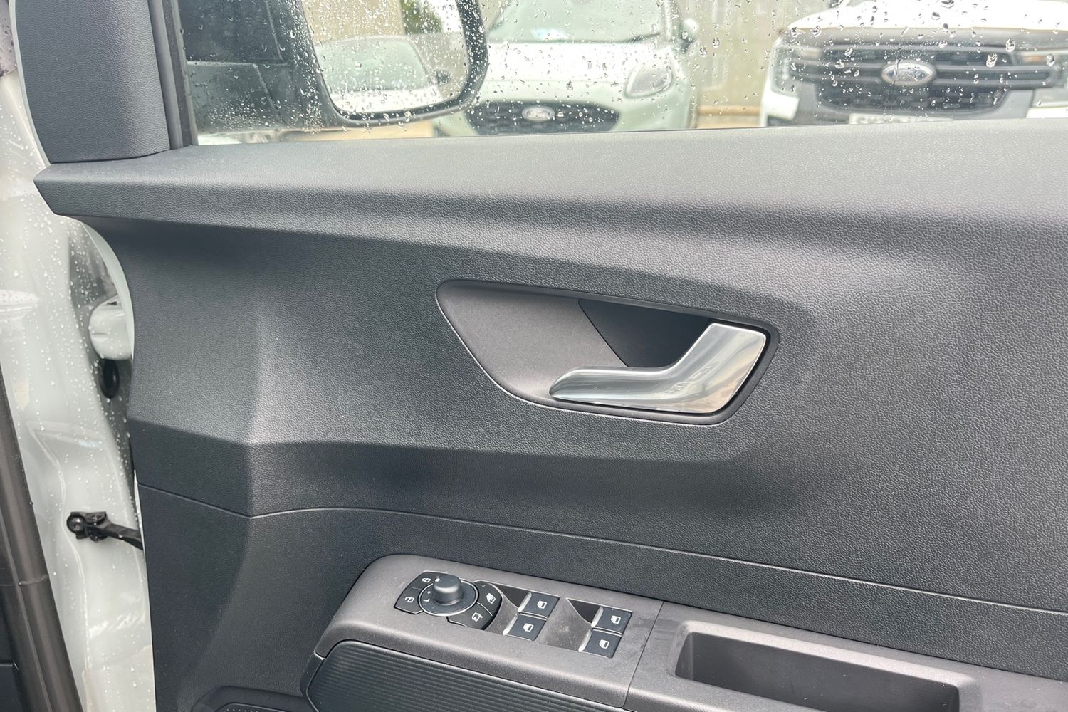 Ford E-Tourneo Courier Photo 25