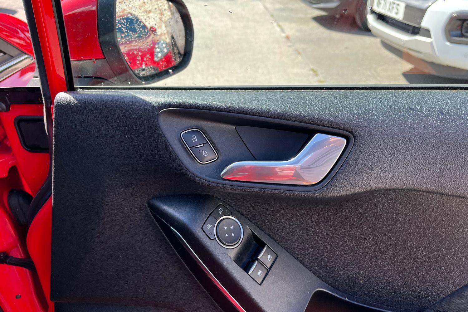 Ford FIESTA Photo 23