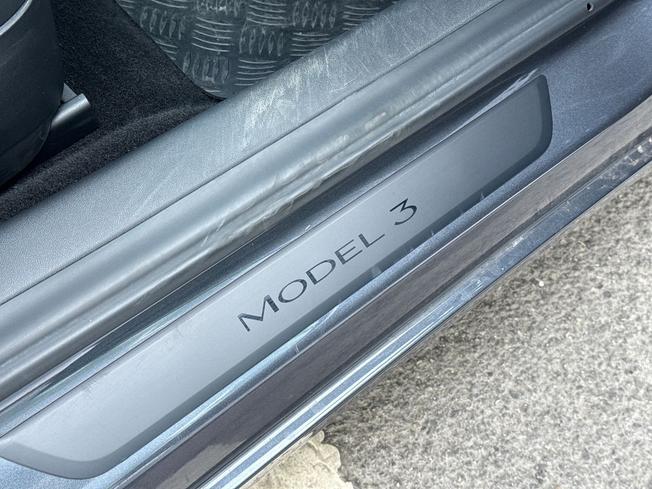 TESLA Model 3 Photo 48