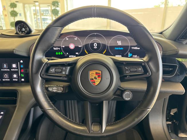 PORSCHE Taycan Photo 17