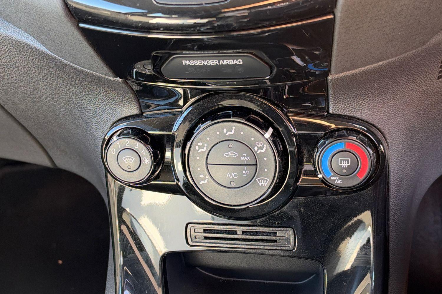 Ford FIESTA Photo 24