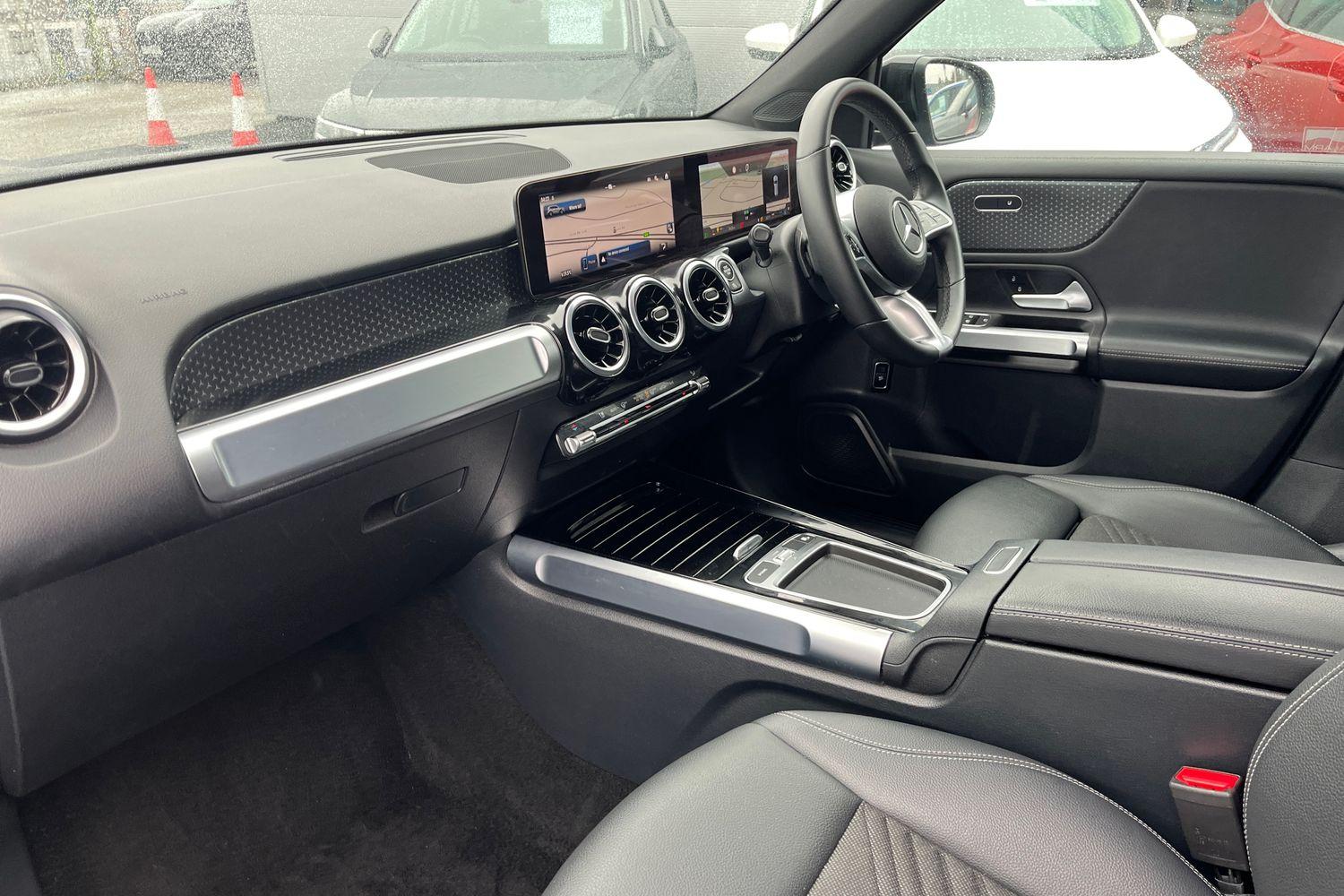 Mercedes-Benz GLB Photo 17