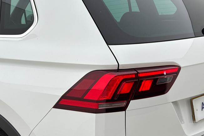 VOLKSWAGEN Tiguan Photo 18