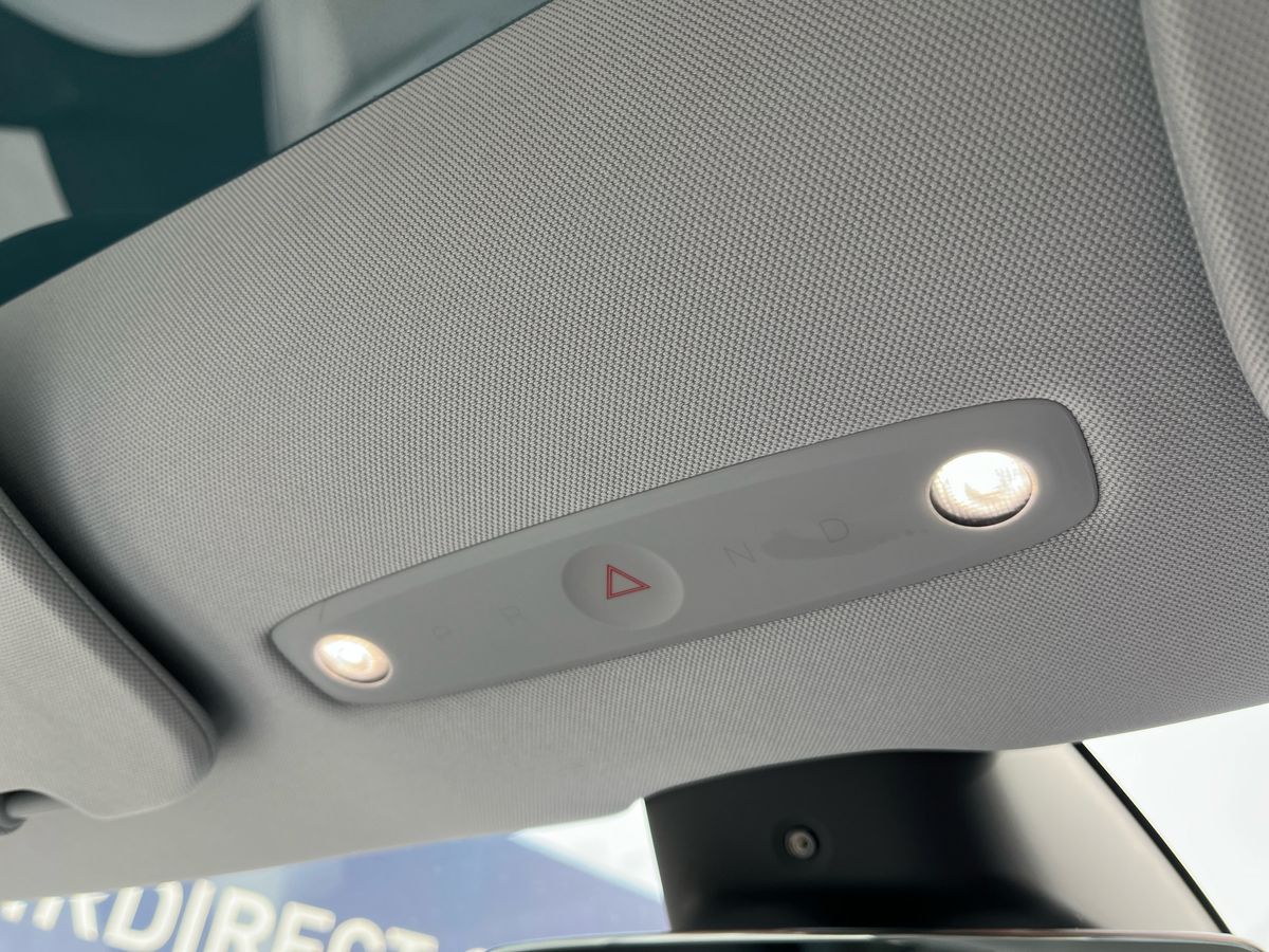 TESLA Model 3 Photo 35
