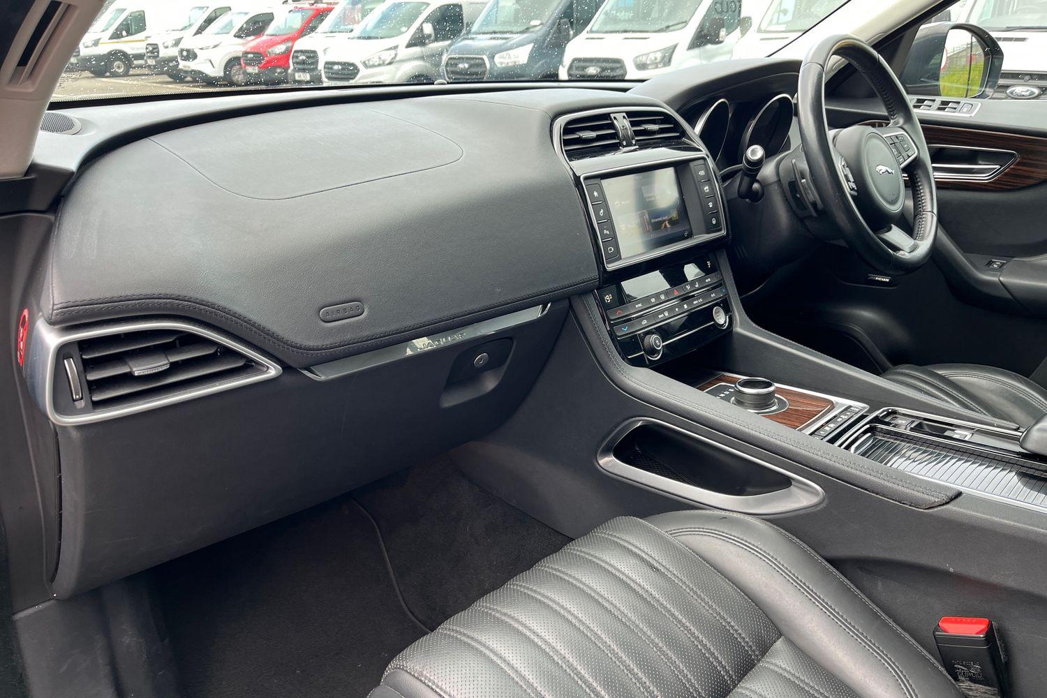 Jaguar F-PACE Photo 17