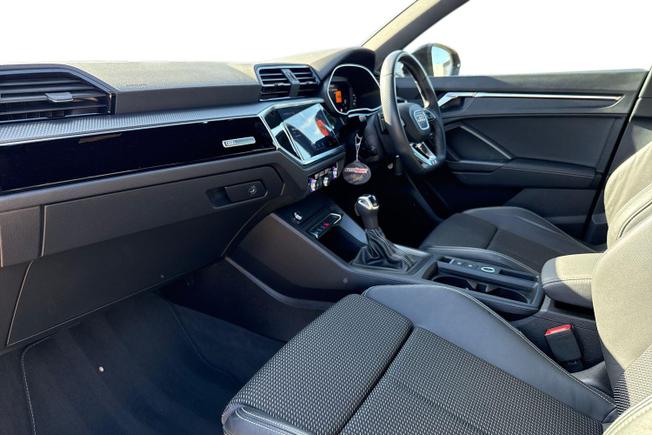 AUDI Q3 Photo 2