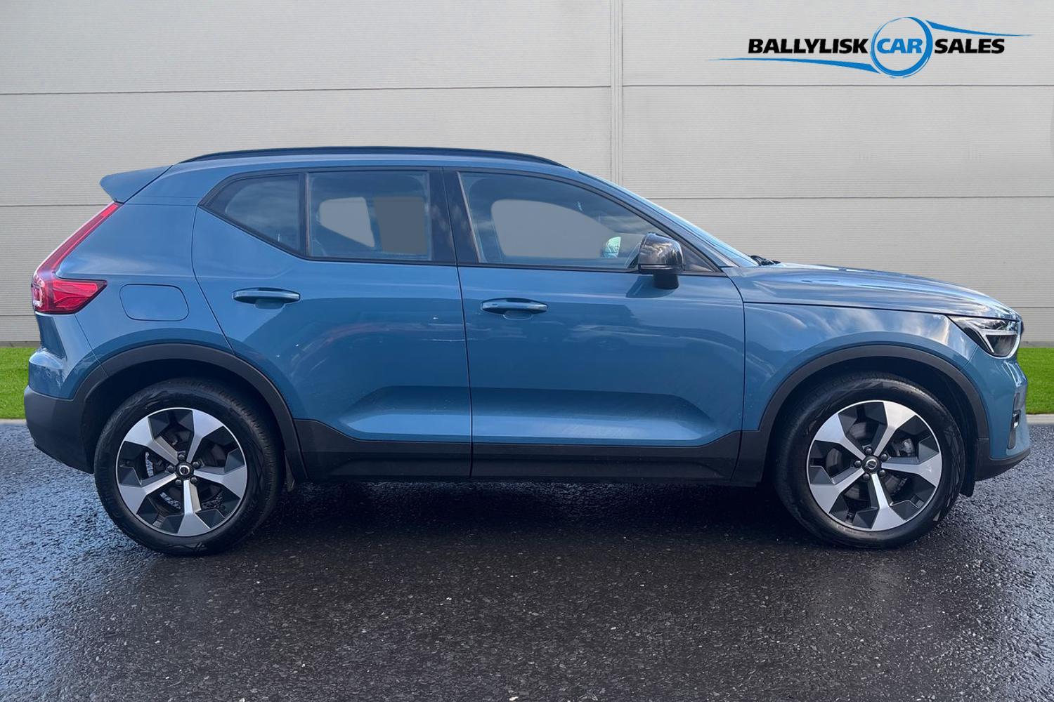 2025 Volvo XC40 2.0 B4 197PS Plus Dark Petrol Hybrid Auto in 11K - vehicle photo 3 for sale on PureCar