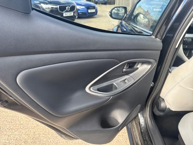 TOYOTA Yaris Photo 42