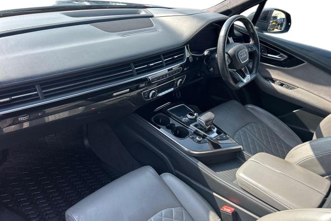 AUDI Q7 Photo 2