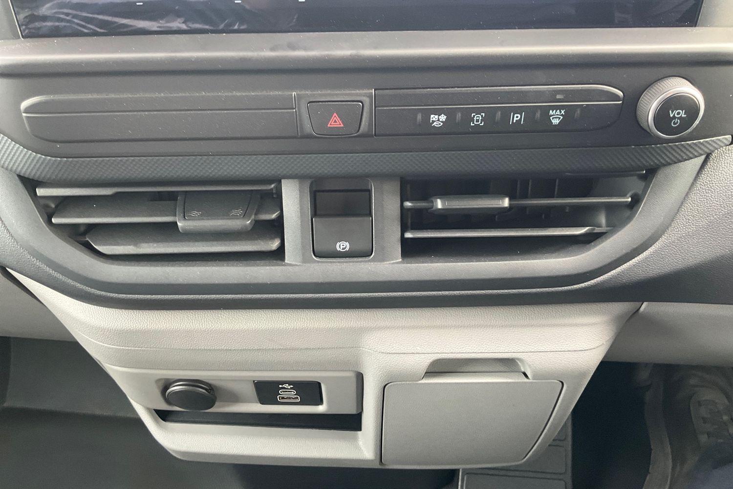 Ford E-Transit Custom Photo 36
