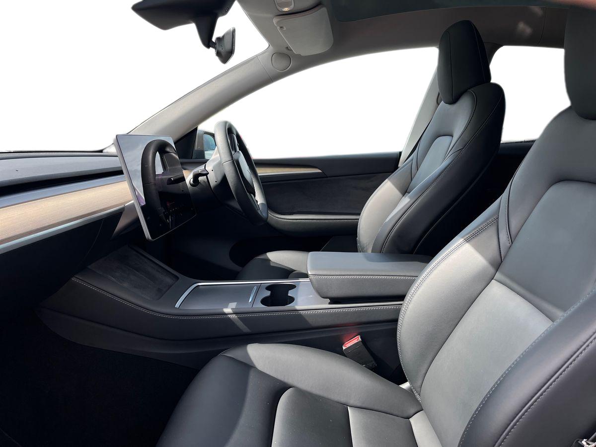 TESLA Model Y Photo 2