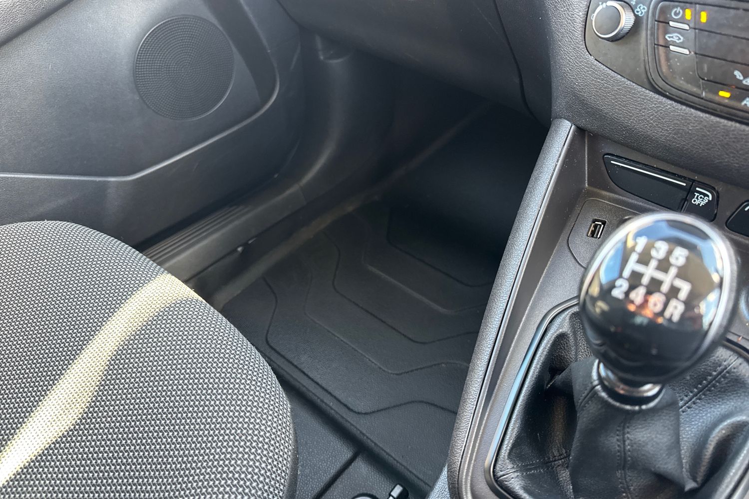 Ford TRANSIT COURIER Photo 32