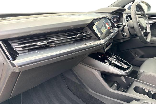 Audi Q4 Photo 2