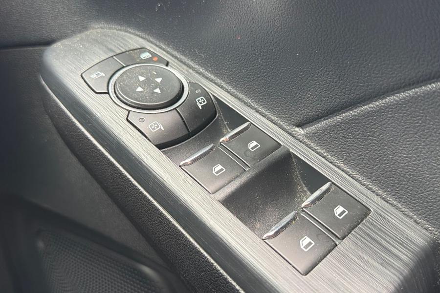 Ford KUGA Photo autoimg-411b0741bb1c09f03e5c63206bfd89b4bbb38af8.jpg