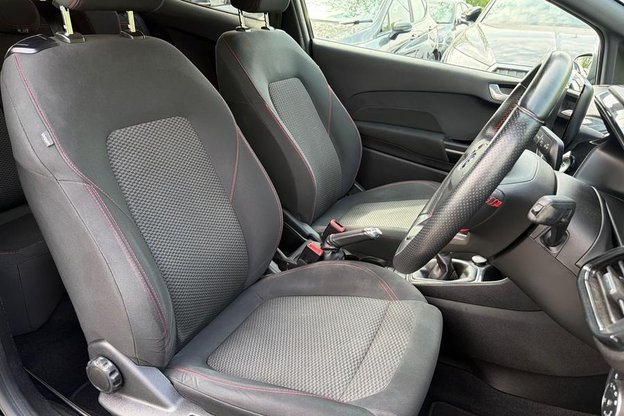 Ford FIESTA Photo autoimg-412f36ee34a6bab07e1e34f4739ff7033ebbb74f.jpg