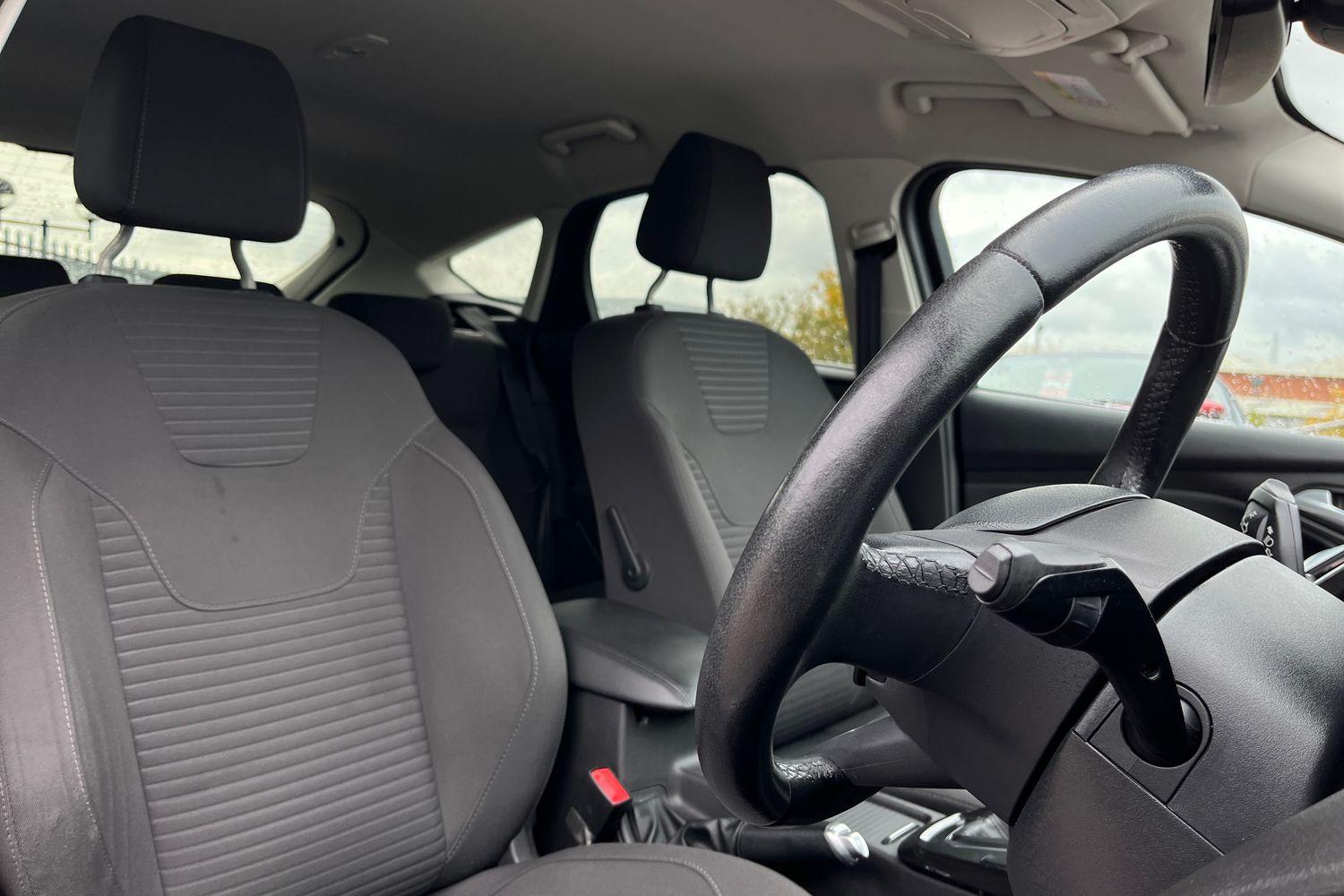 Ford Focus Photo 16