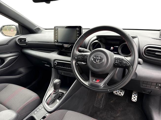 TOYOTA Yaris Photo 6
