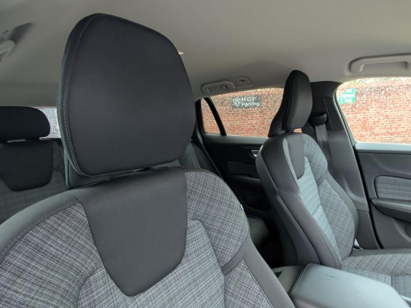 Used Volvo V60 FP23AOF 34