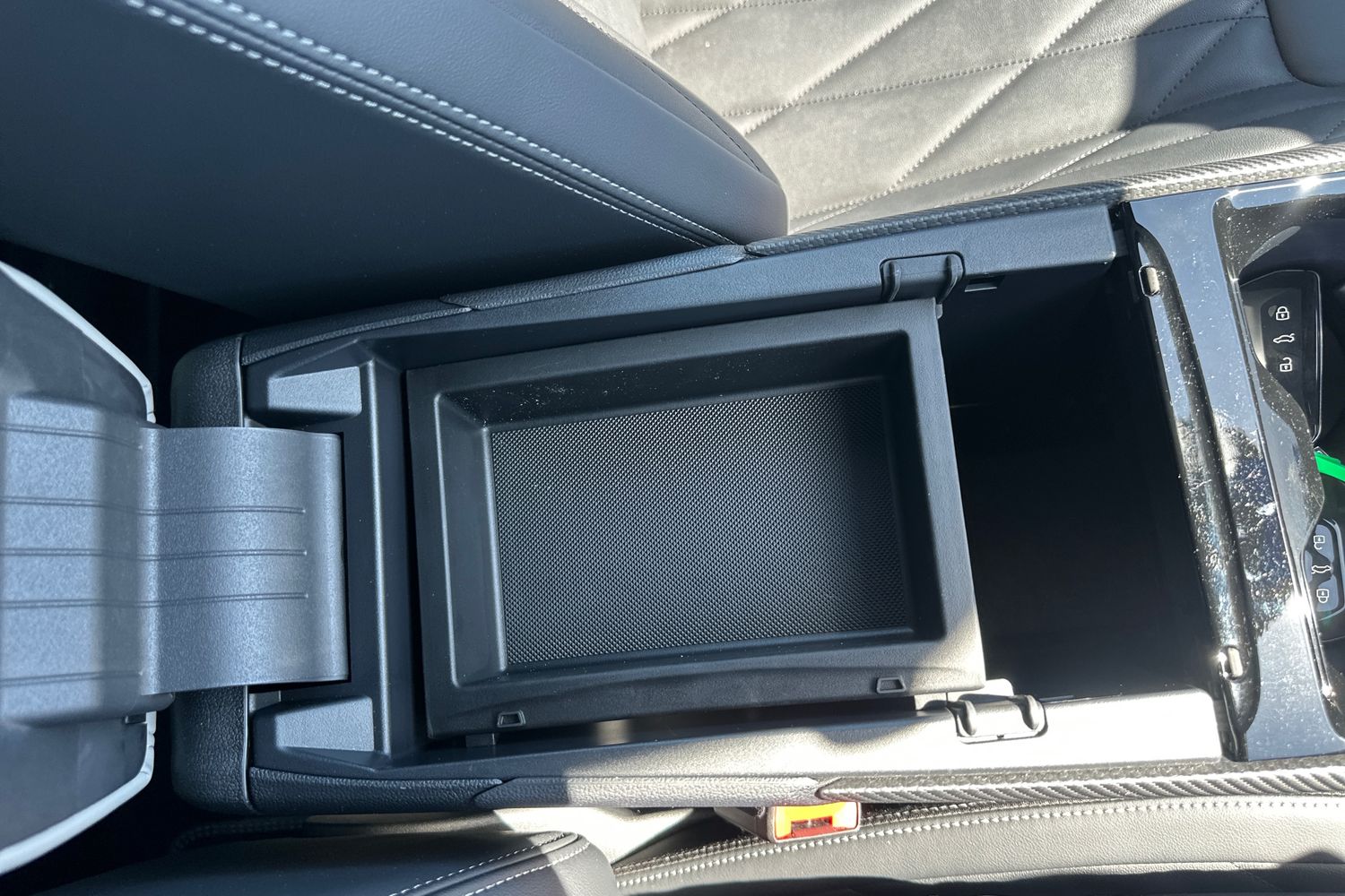 Ford EXPLORER Photo 33