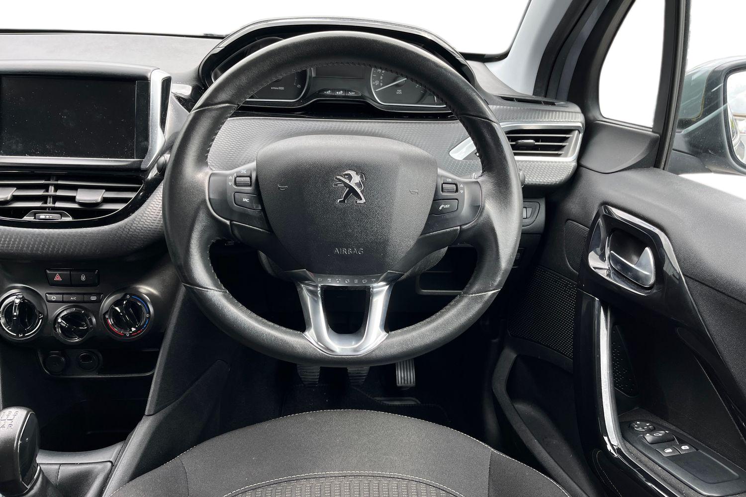 Peugeot 208 Photo 10