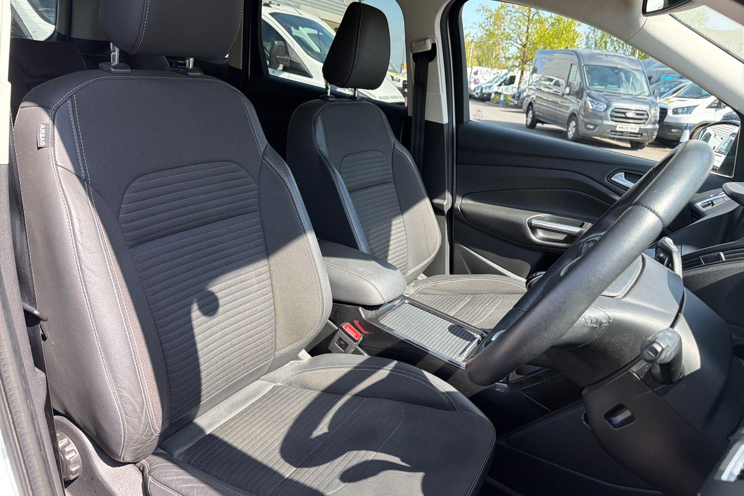 Ford KUGA Photo 16