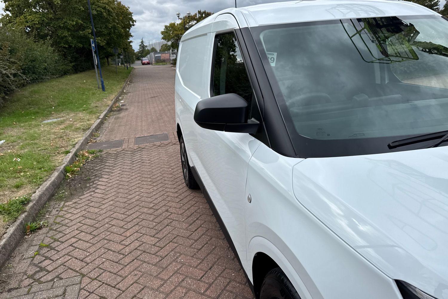Ford E-TRANSIT COURIER Photo 25
