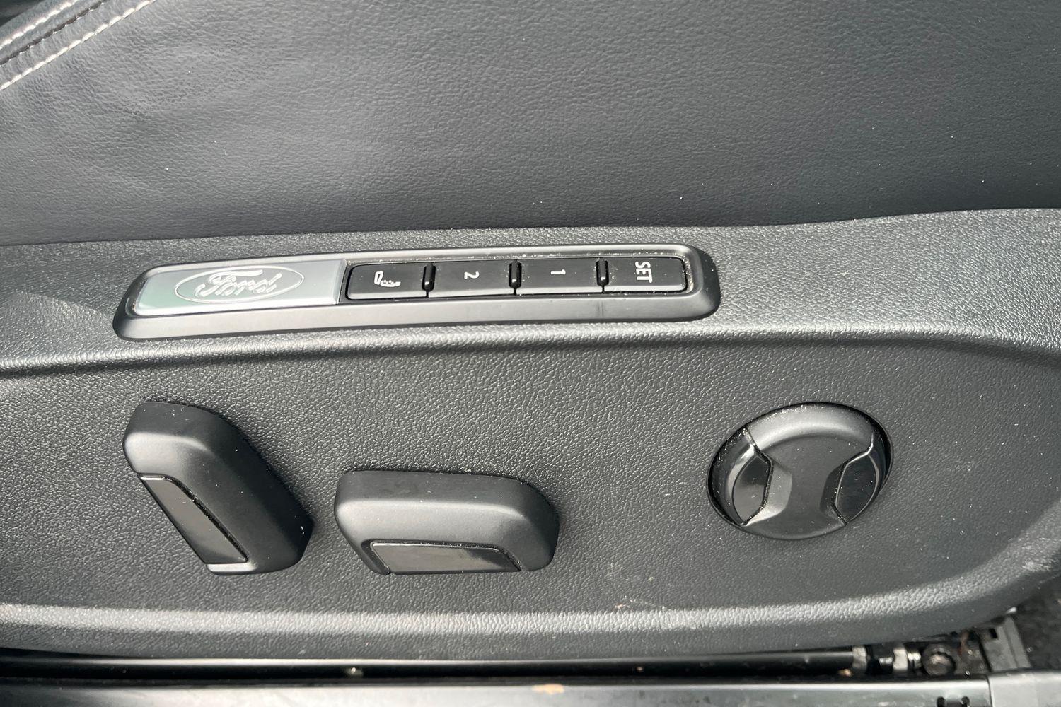 Ford EXPLORER Photo 30