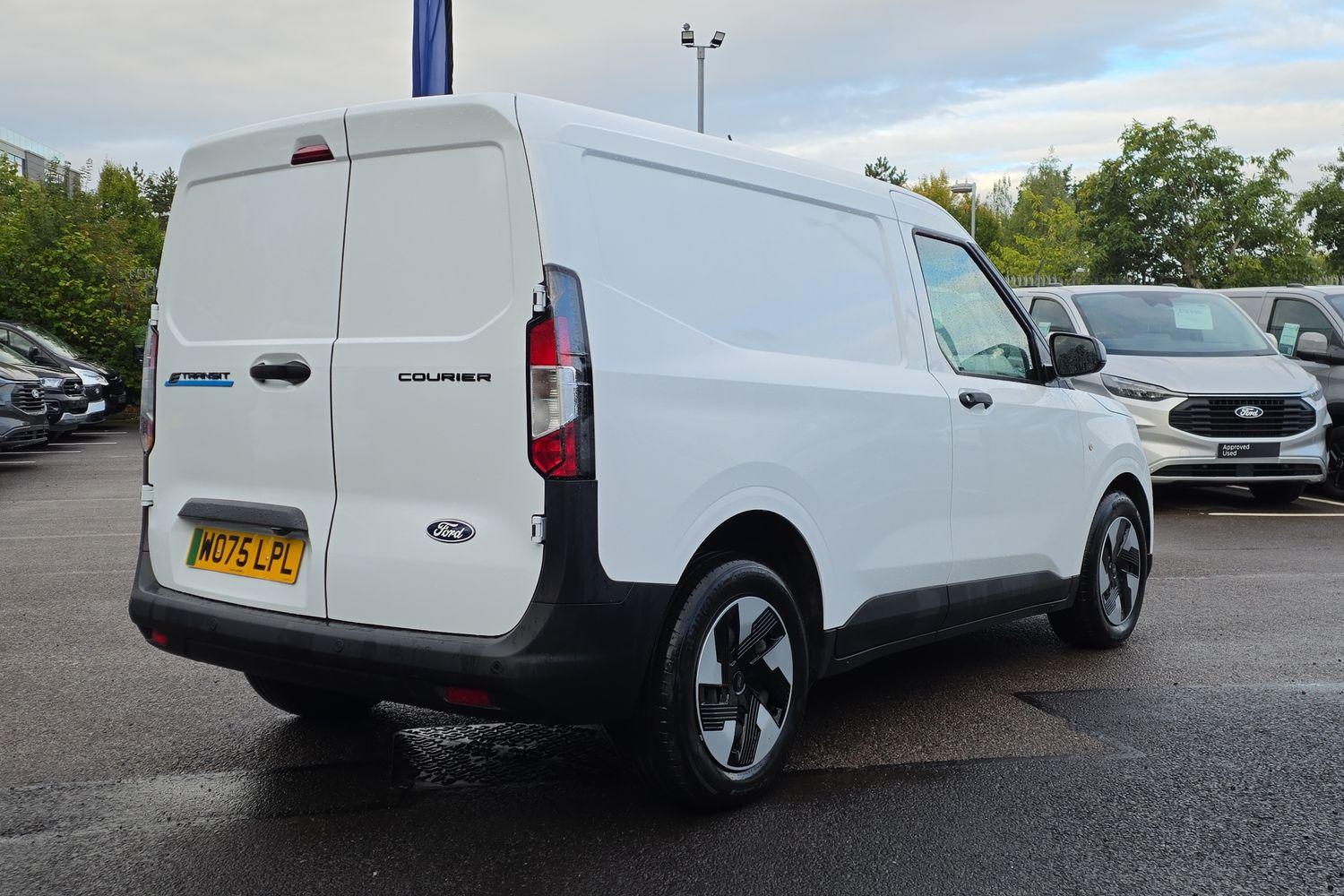 Ford E-TRANSIT COURIER Photo 26
