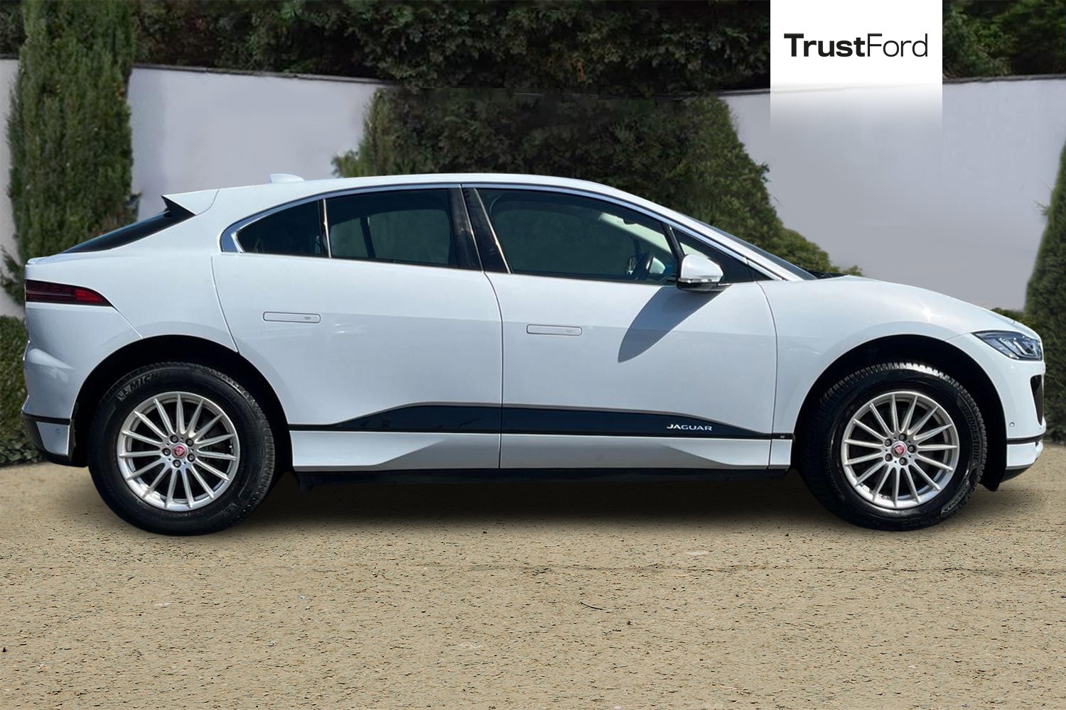 Jaguar I-PACE Photo 2