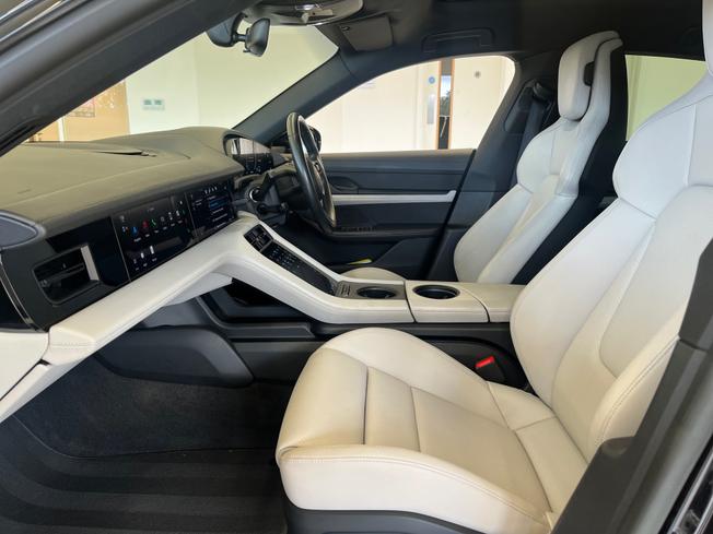 PORSCHE Taycan Photo 39