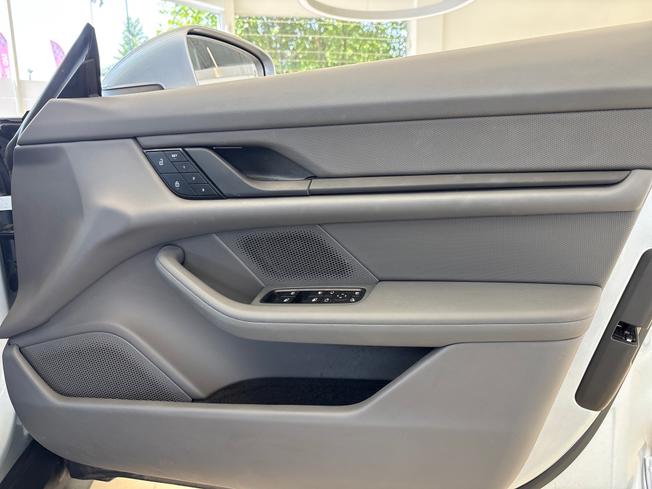 PORSCHE Taycan Photo 20