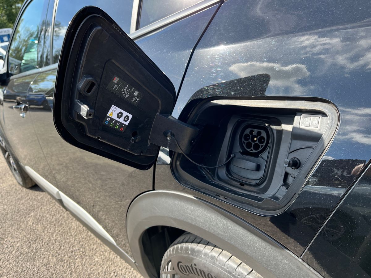 Peugeot E-2008 Photo 23