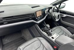 VOLKSWAGEN Touareg Photo 2