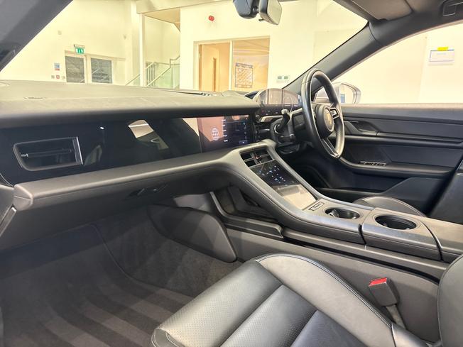 PORSCHE Taycan Photo 13