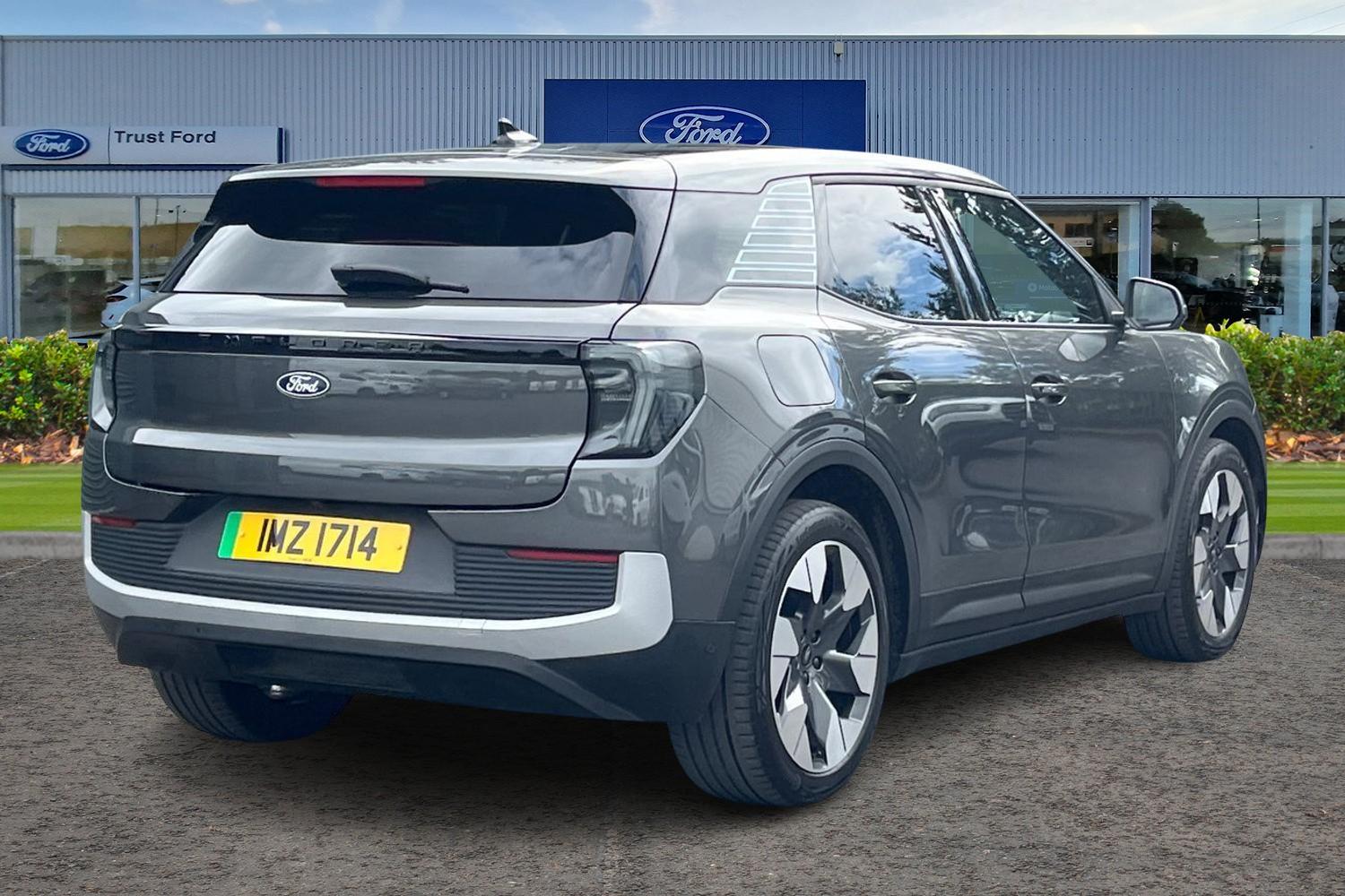 Ford Explorer Photo 3