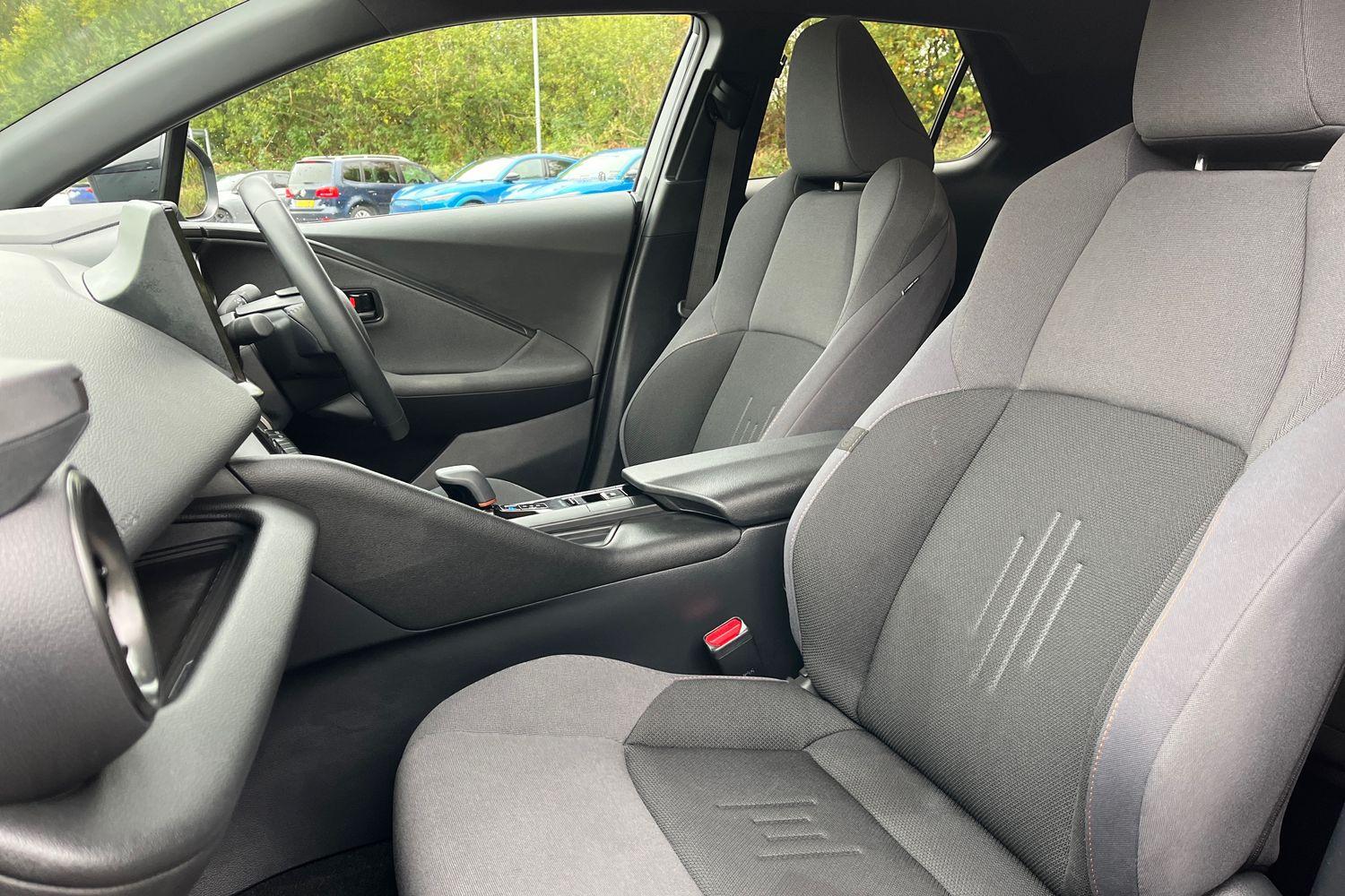 Toyota C-HR Photo 18