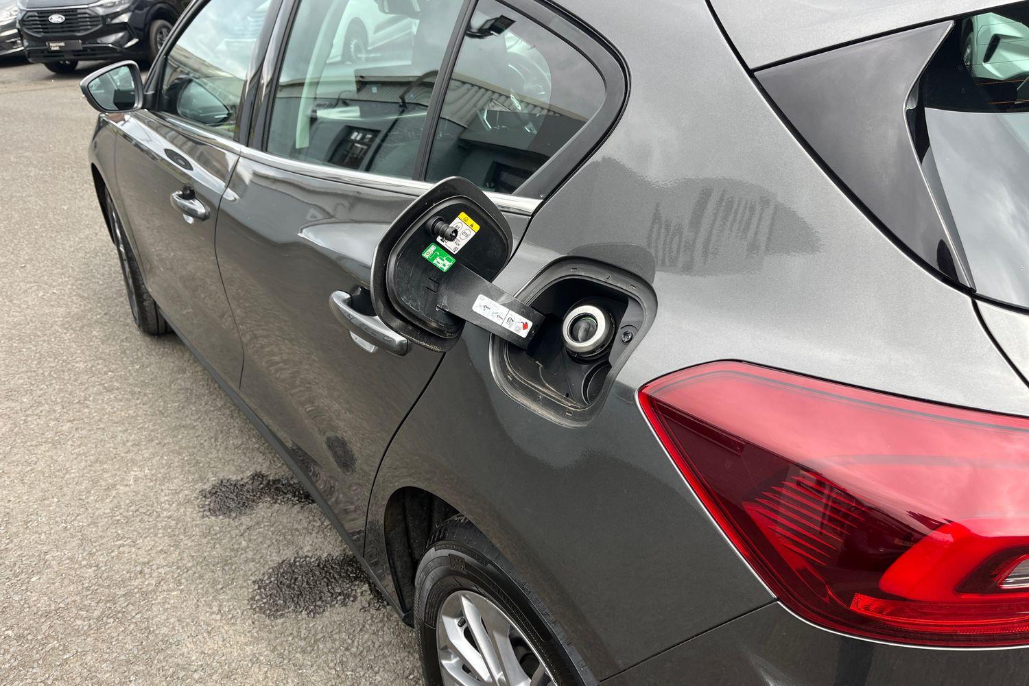 Ford Ford Focus Hatchback 1.0 EcoBoost Hybrid mHEV Titanium 5dr Photo 32