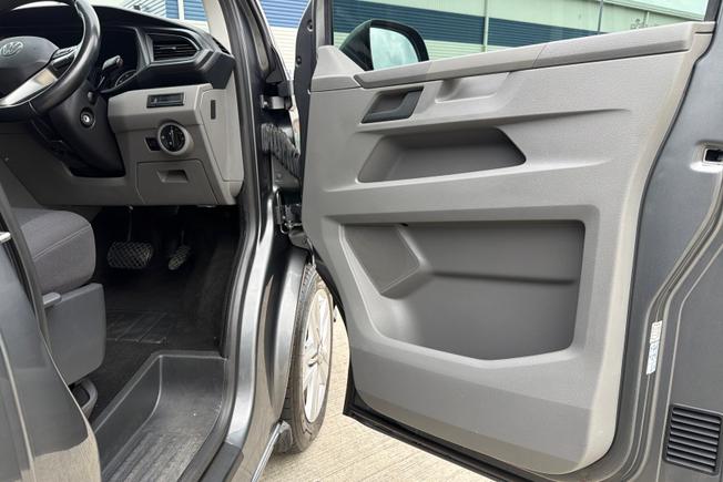 VOLKSWAGEN Transporter Shuttle Photo 35