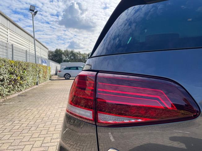 VOLKSWAGEN Golf Photo 24