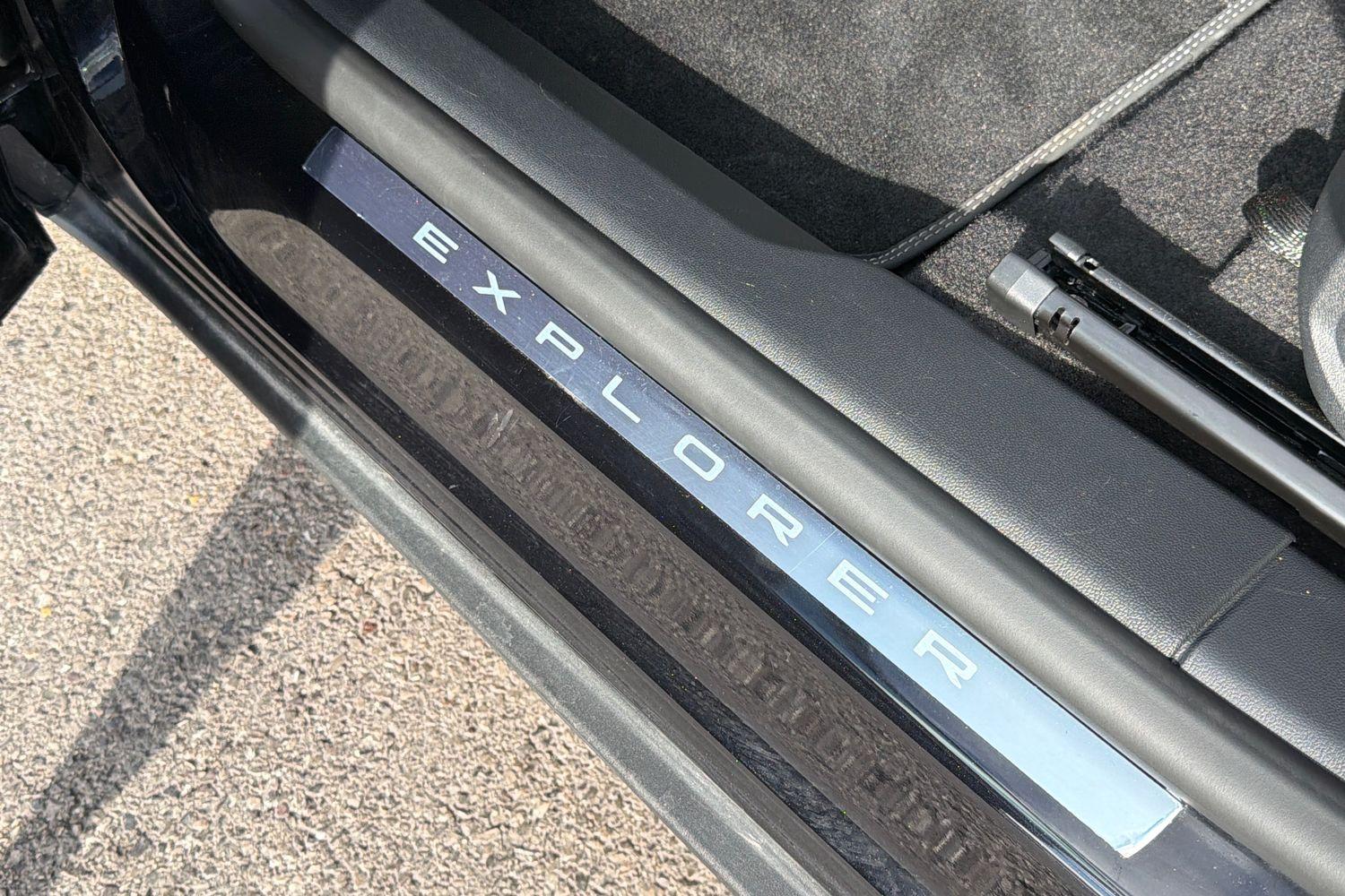 Ford EXPLORER Photo 29