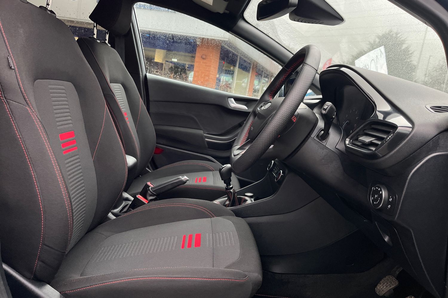 Ford FIESTA Photo 16