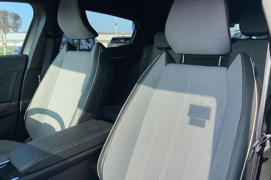 Renault MEGANE E-TECH Photo autoimg-4372457e1ea4100a22987f685bf49e03028a2c9b.jpg