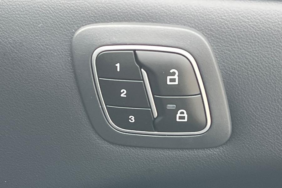 Ford MUSTANG MACH-E Photo autoimg-437ba2a94d65f3c31cb59171129a0965b48969f3.jpg