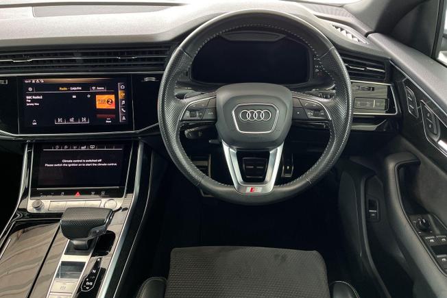 AUDI Q8 Photo 11