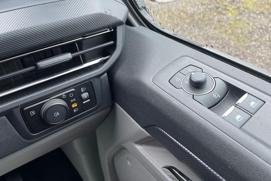 Used Ford TRANSIT CUSTOM WO25UPX 32