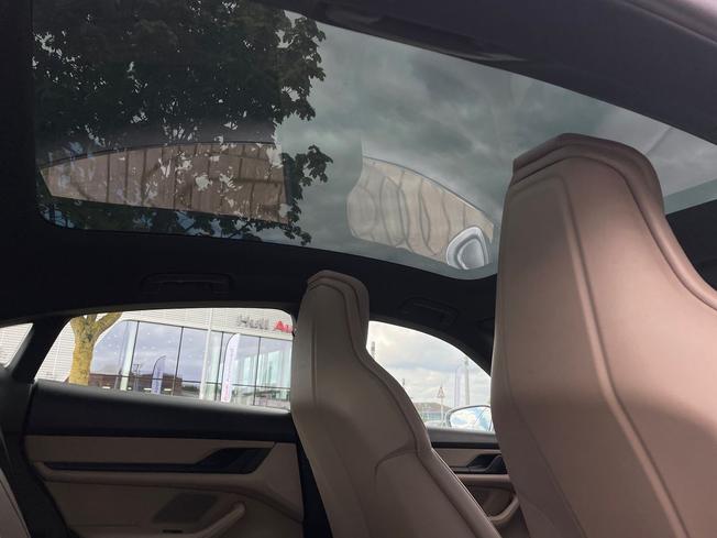 Porsche Taycan Photo 26