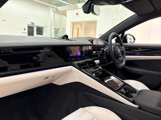 PORSCHE Panamera Photo 13