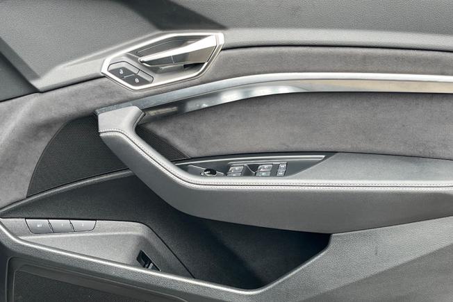 AUDI Q8 E-Tron Photo 40