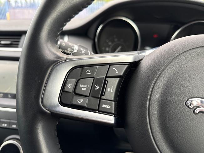JAGUAR E-Pace Photo 16